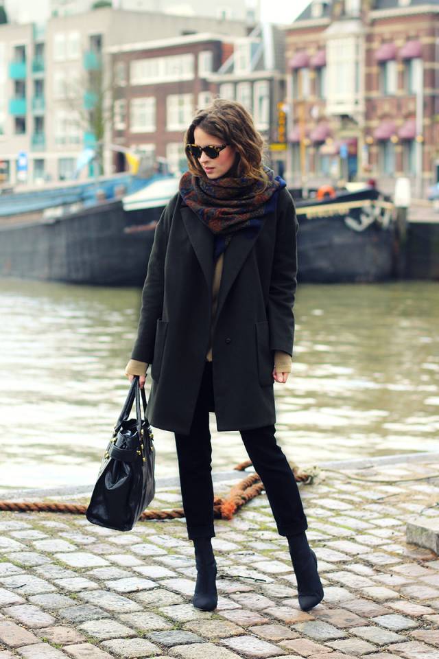 Фото: как носить черное пальто с шарфом