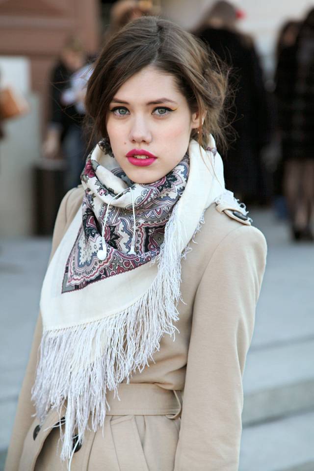 Новинка: как красиво носит шарф с пальто