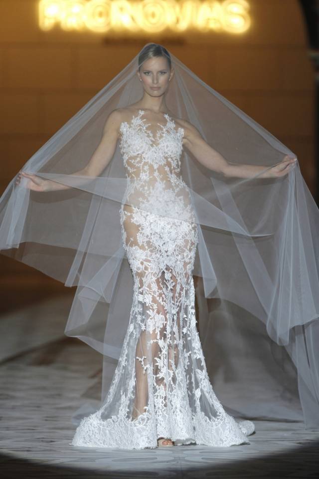 Красивое модное свадебное платье с длинной фатой 2016 - фото новинки от PRONOVIAS