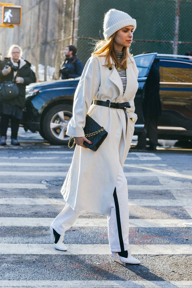 Длинный белый плащ и белые брюки с черной полоской – уличная мода 2016