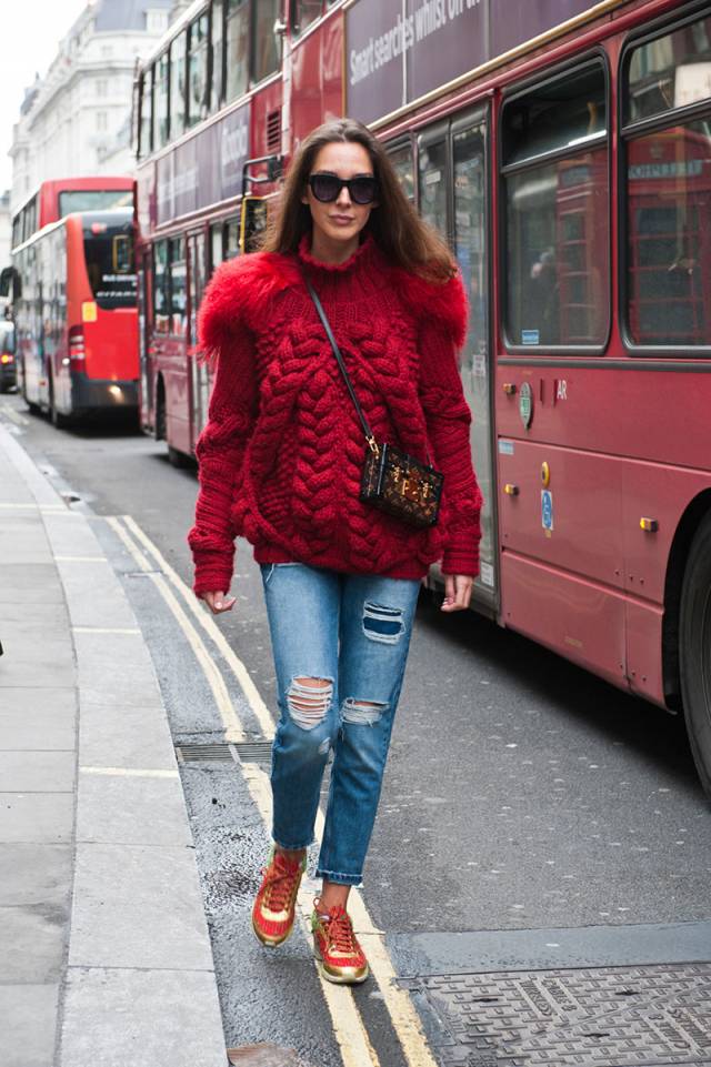 Рваные джинсы со свитером оверсайз - фото новинки уличной моды 2016