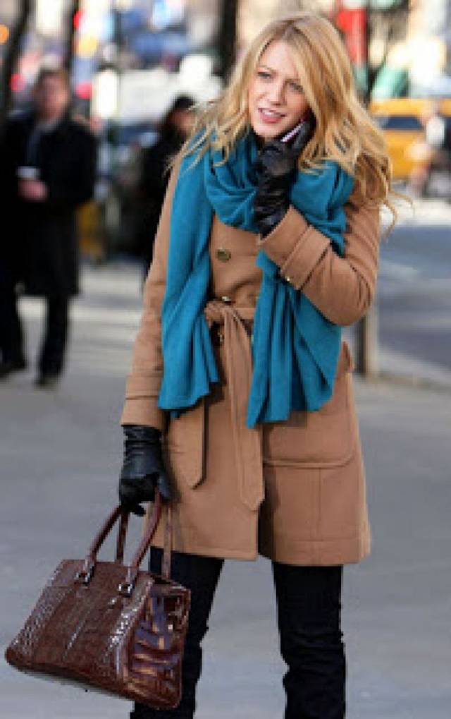 Коричневое пальто с шарфом – фото, как носить пальто
