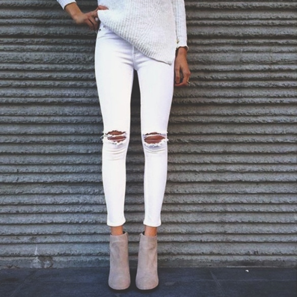 белые джинсы с декоративными разрезами