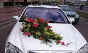 Живые цветы на свадебный автомобиль
