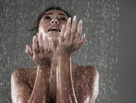 Как правильно принимать контрастный душ — польза