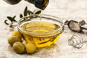 применение оливкового масла с эфирными для роста волос